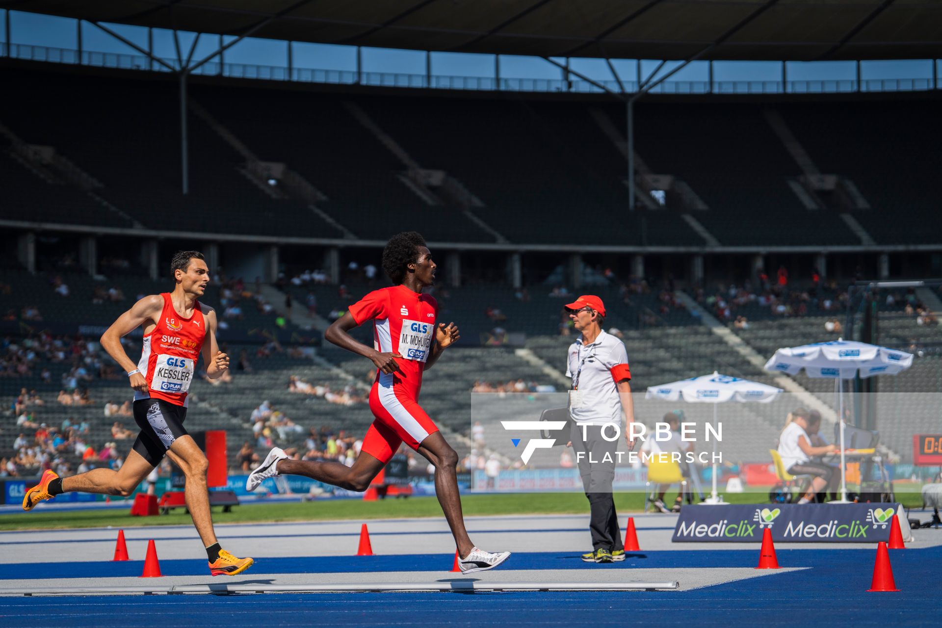 Mohamed Mohumed (LG Olympia Dortmund) vor Christoph Kessler (LG Region Karlsruhe) ueber 1500m waehrend der deutschen Leichtathletik-Meisterschaften im Olympiastadion am 26.06.2022 in Berlin